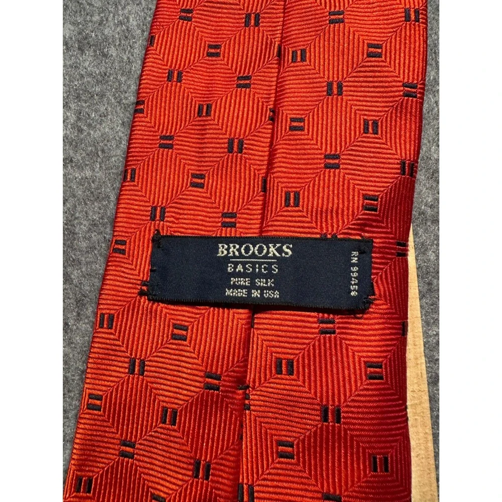 Brooks Brothers Basics Mens Silk Tie Red Geometric Navy Dot Made in USA RN 99458